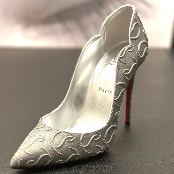 🌺 Authentic CHRISTIAN LOUBOUTIN 👠🌺Hot Chick Logo Silver Pumps  Size 7.5 - Picture 5 of 13